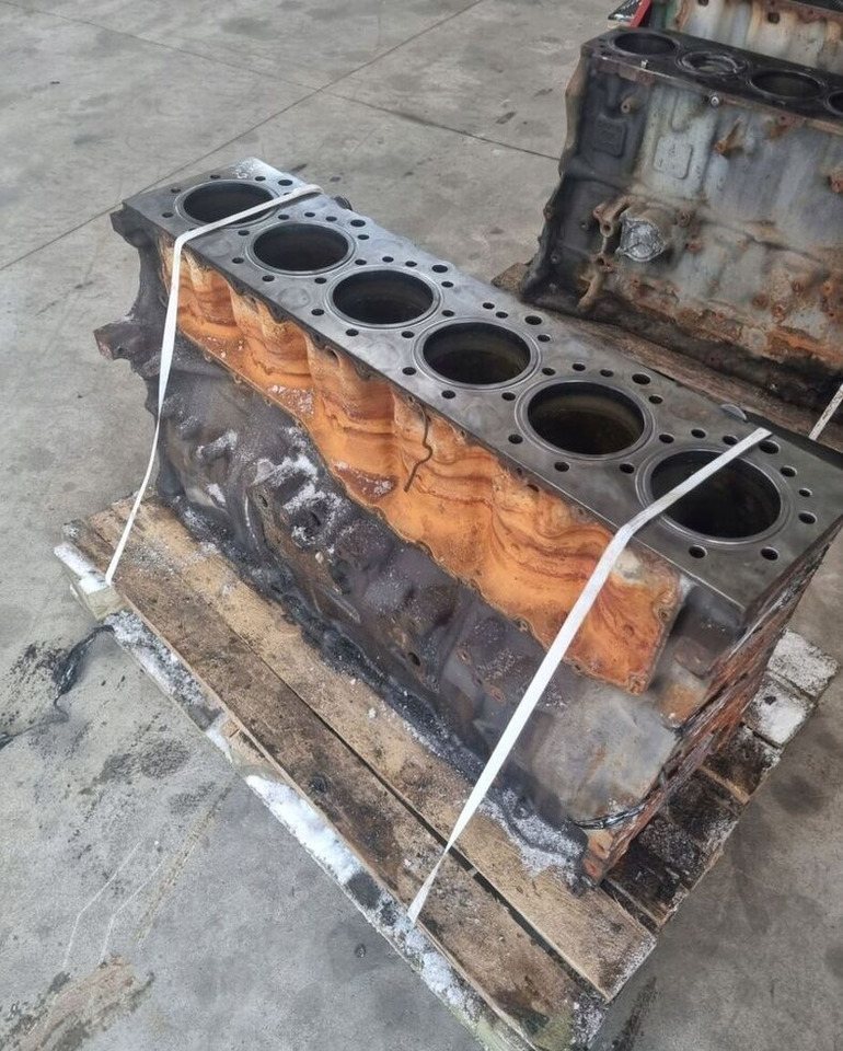 1002091   Renault Magnum - Cylinder block for Truck: picture 2 1002091   Renault Magnum - Cylinder block for Truck: picture 2