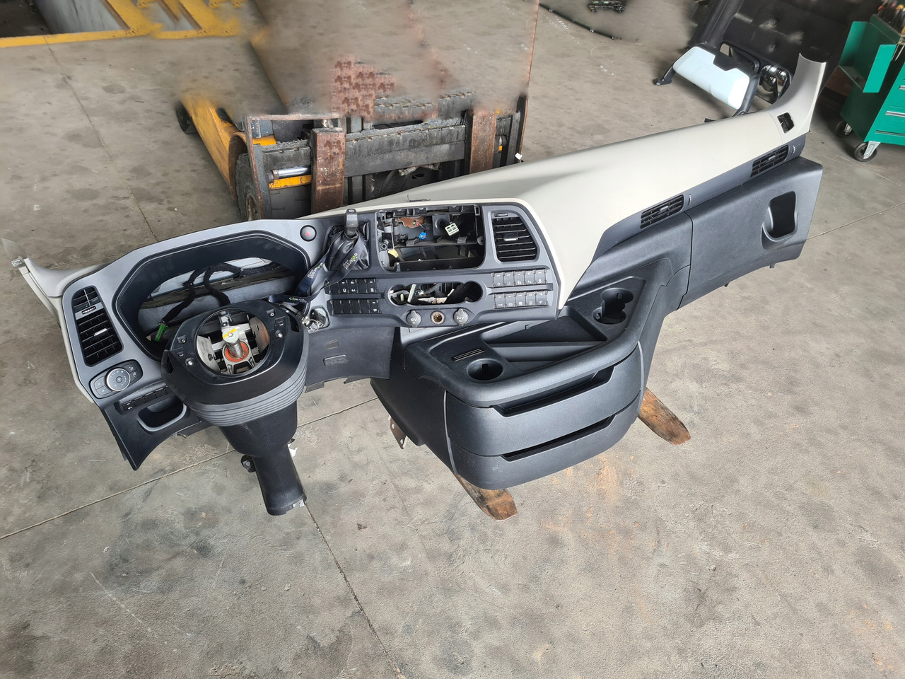 FORD KONSOLA KOMPLETNA KOKPIT DESKA ROZDZIELCZA STELAŻ FORD F-MAX 500 TRUCKS - Dashboard for Truck: picture 2 FORD KONSOLA KOMPLETNA KOKPIT DESKA ROZDZIELCZA STELAŻ FORD F-MAX 500 TRUCKS - Dashboard for Truck: picture 2