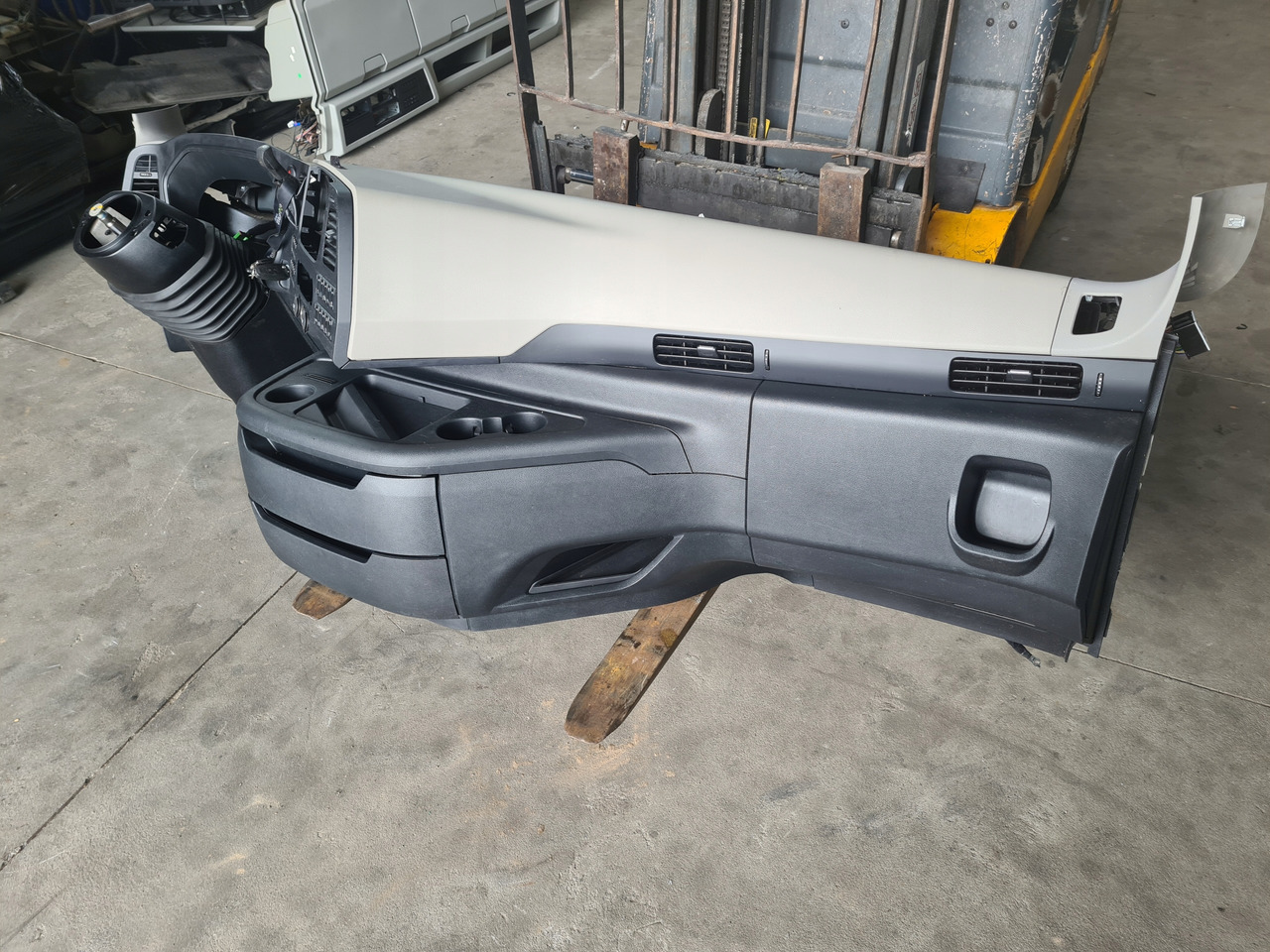 FORD KONSOLA KOMPLETNA KOKPIT DESKA ROZDZIELCZA STELAŻ FORD F-MAX 500 TRUCKS - Dashboard for Truck: picture 3 FORD KONSOLA KOMPLETNA KOKPIT DESKA ROZDZIELCZA STELAŻ FORD F-MAX 500 TRUCKS - Dashboard for Truck: picture 3