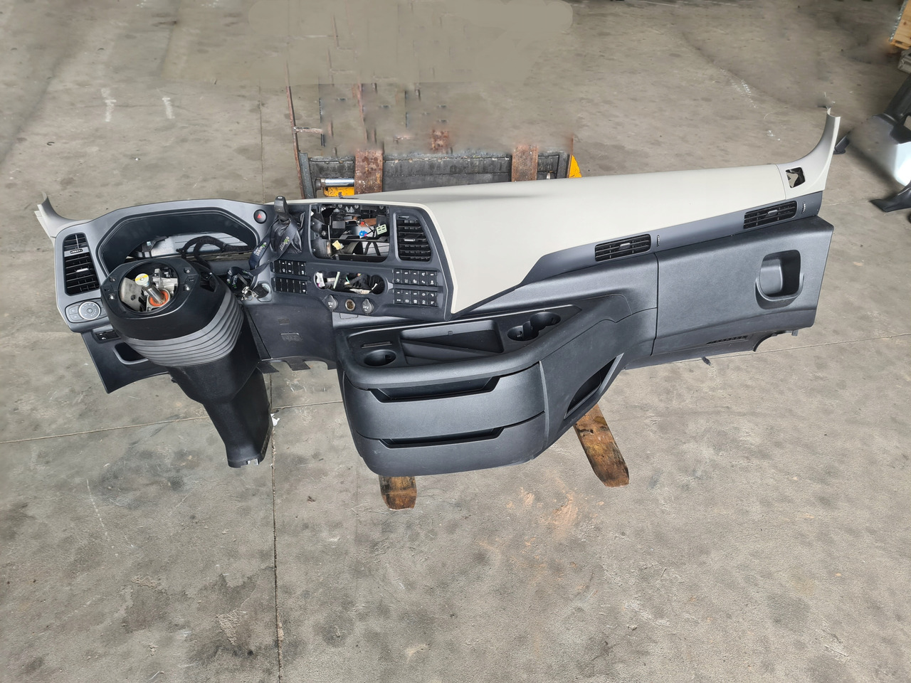 FORD KONSOLA KOMPLETNA KOKPIT DESKA ROZDZIELCZA STELAŻ FORD F-MAX 500 TRUCKS - Dashboard for Truck: picture 1 FORD KONSOLA KOMPLETNA KOKPIT DESKA ROZDZIELCZA STELAŻ FORD F-MAX 500 TRUCKS - Dashboard for Truck: picture 1