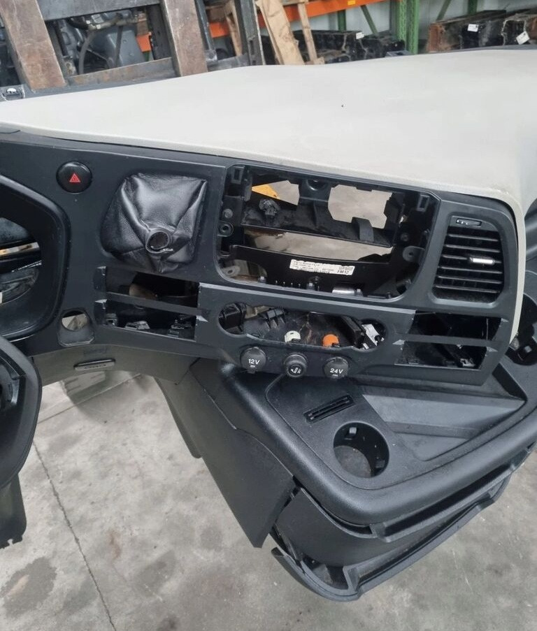 FORD KONSOLA KOMPLETNA KOKPIT DESKA ROZDZIELCZA STELAŻ FORD F-MAX EURO 6 - Dashboard for Truck: picture 2 FORD KONSOLA KOMPLETNA KOKPIT DESKA ROZDZIELCZA STELAŻ FORD F-MAX EURO 6 - Dashboard for Truck: picture 2