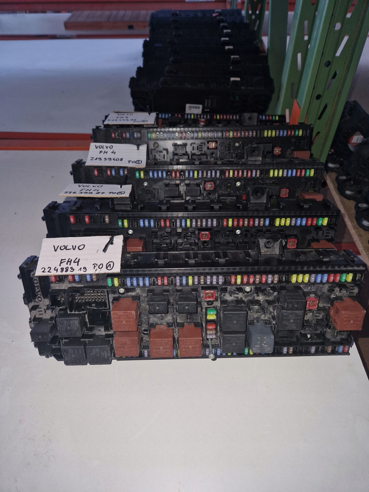 VOLVO TABLICA PŁYTA SKRZYNKA BEZPIECZNIKÓW VOLVO FH 4 FM 4 FH 16 EURO 6 - Fuse for Truck: picture 1 VOLVO TABLICA PŁYTA SKRZYNKA BEZPIECZNIKÓW VOLVO FH 4 FM 4 FH 16 EURO 6 - Fuse for Truck: picture 1