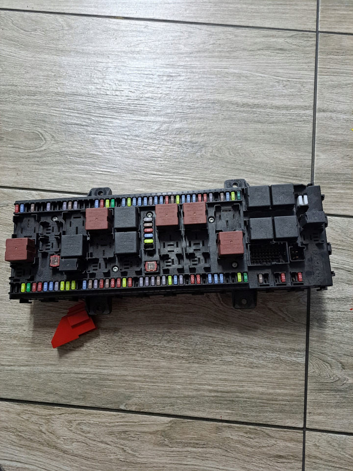 VOLVO TABLICA PŁYTA SKRZYNKA BEZPIECZNIKÓW VOLVO FH 4 FM 4 FH 16 EURO 6 - Fuse for Truck: picture 2 VOLVO TABLICA PŁYTA SKRZYNKA BEZPIECZNIKÓW VOLVO FH 4 FM 4 FH 16 EURO 6 - Fuse for Truck: picture 2