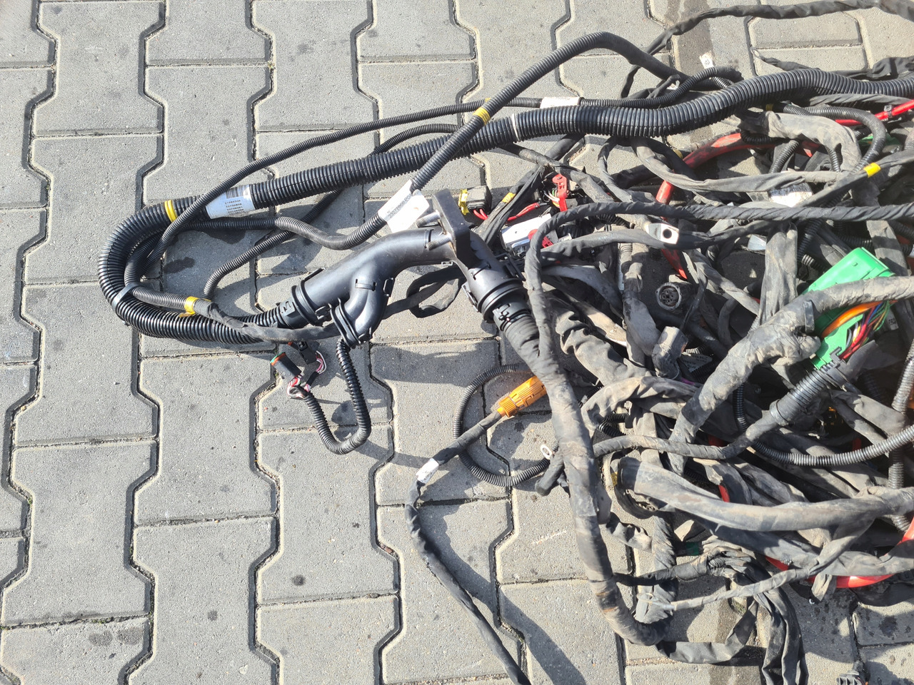 VOLVO WIĄZKA INSTALACJA RAMY VOLVO FH 5 I-SAVE 4x2 2022 ROK - Cables/ Wire harness for Truck: picture 2 VOLVO WIĄZKA INSTALACJA RAMY VOLVO FH 5 I-SAVE 4x2 2022 ROK - Cables/ Wire harness for Truck: picture 2