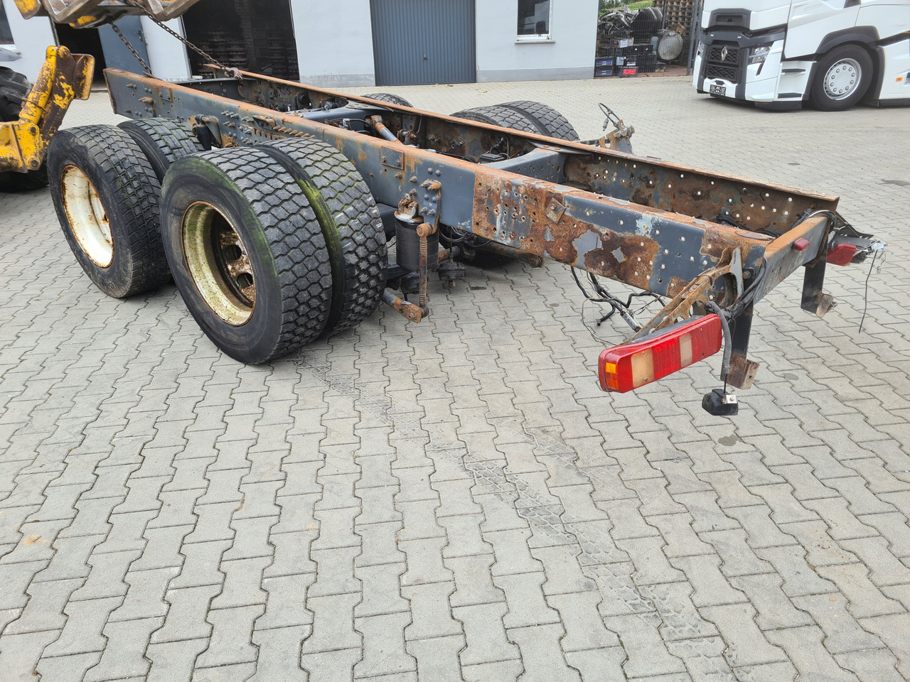 VOLVO WÓZEK DOLLY MOST PIASTY OŚ PODNOSZONA RAMA DO NACZEPY PRZYCZEPY 6x2 - Frame/ Chassis for Truck: picture 1 VOLVO WÓZEK DOLLY MOST PIASTY OŚ PODNOSZONA RAMA DO NACZEPY PRZYCZEPY 6x2 - Frame/ Chassis for Truck: picture 1