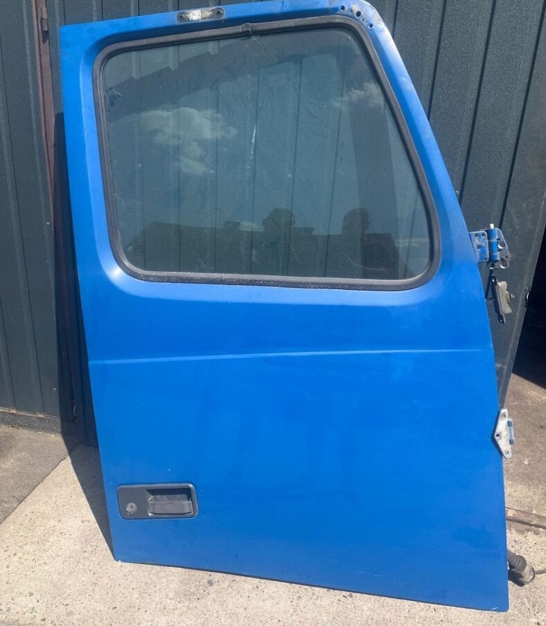Volvo FH 12 13 - Door and parts for Truck: picture 1 Volvo FH 12 13 - Door and parts for Truck: picture 1