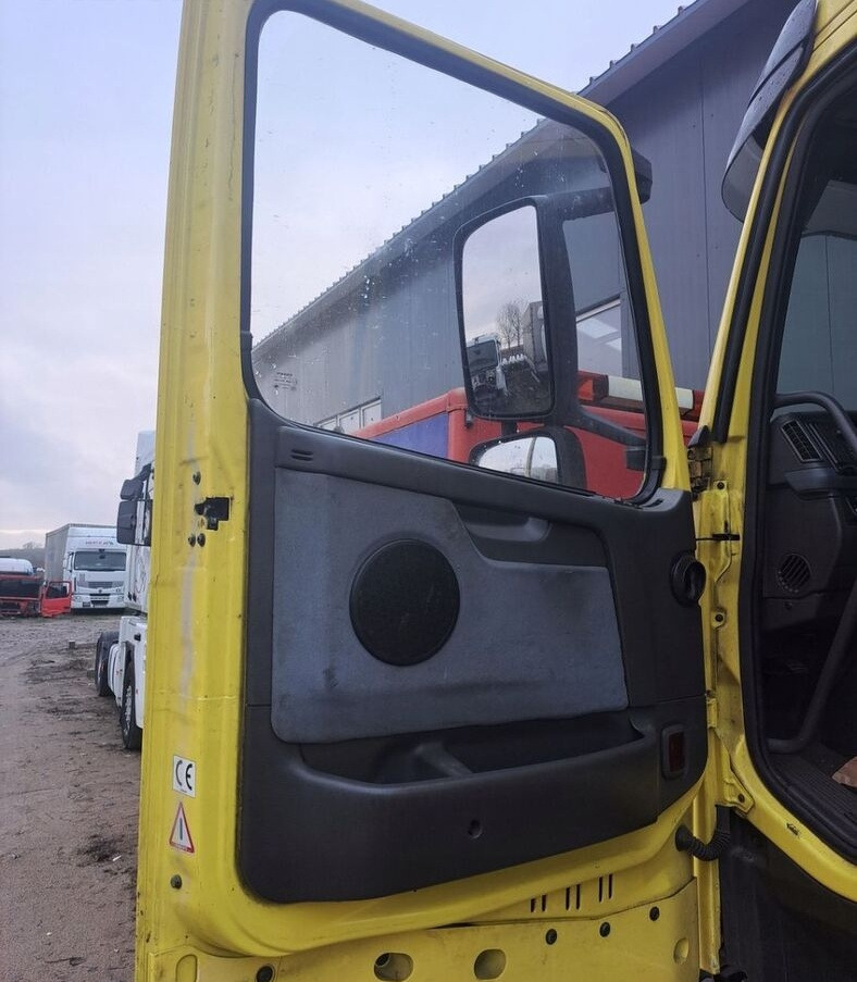Volvo FH 12 13 - Door and parts for Truck: picture 1 Volvo FH 12 13 - Door and parts for Truck: picture 1