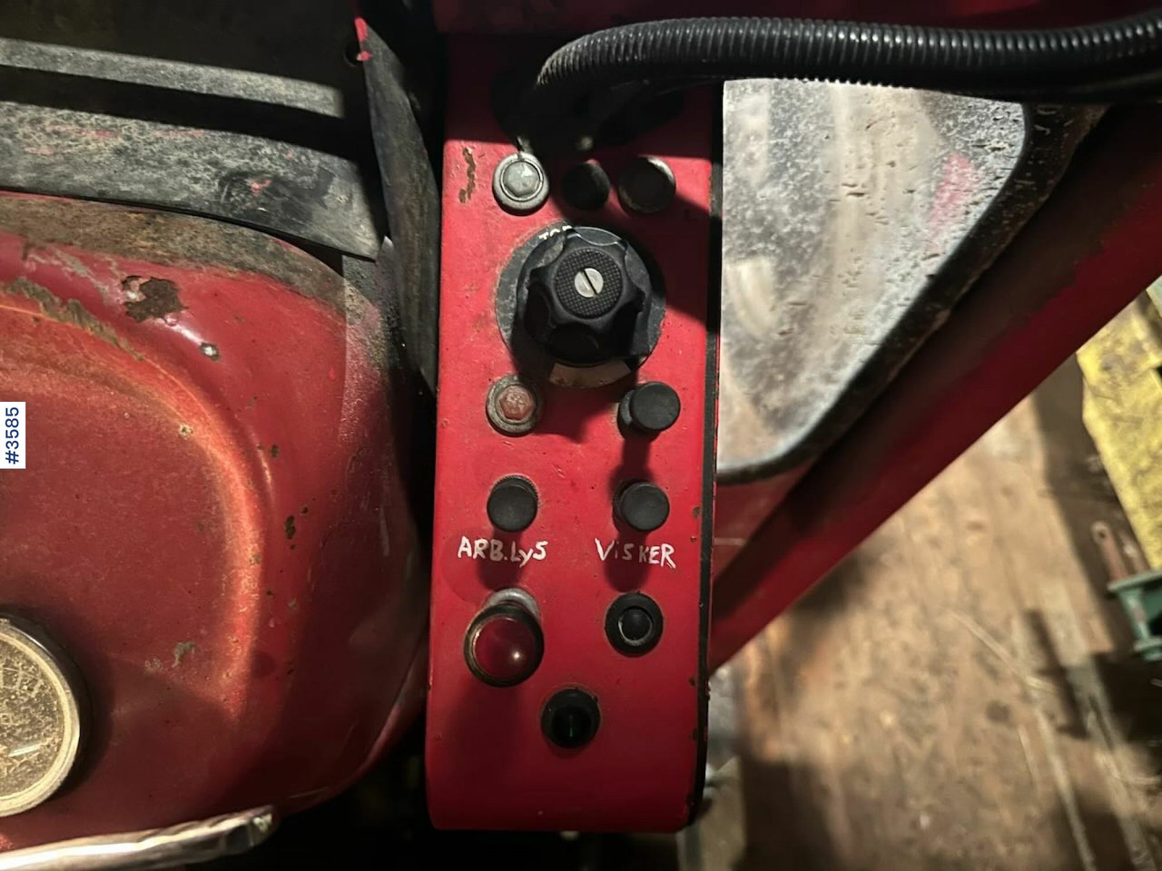 Farm tractor 1972 Massey-Ferguson 135 w/ Tailgate and chains.: picture 13