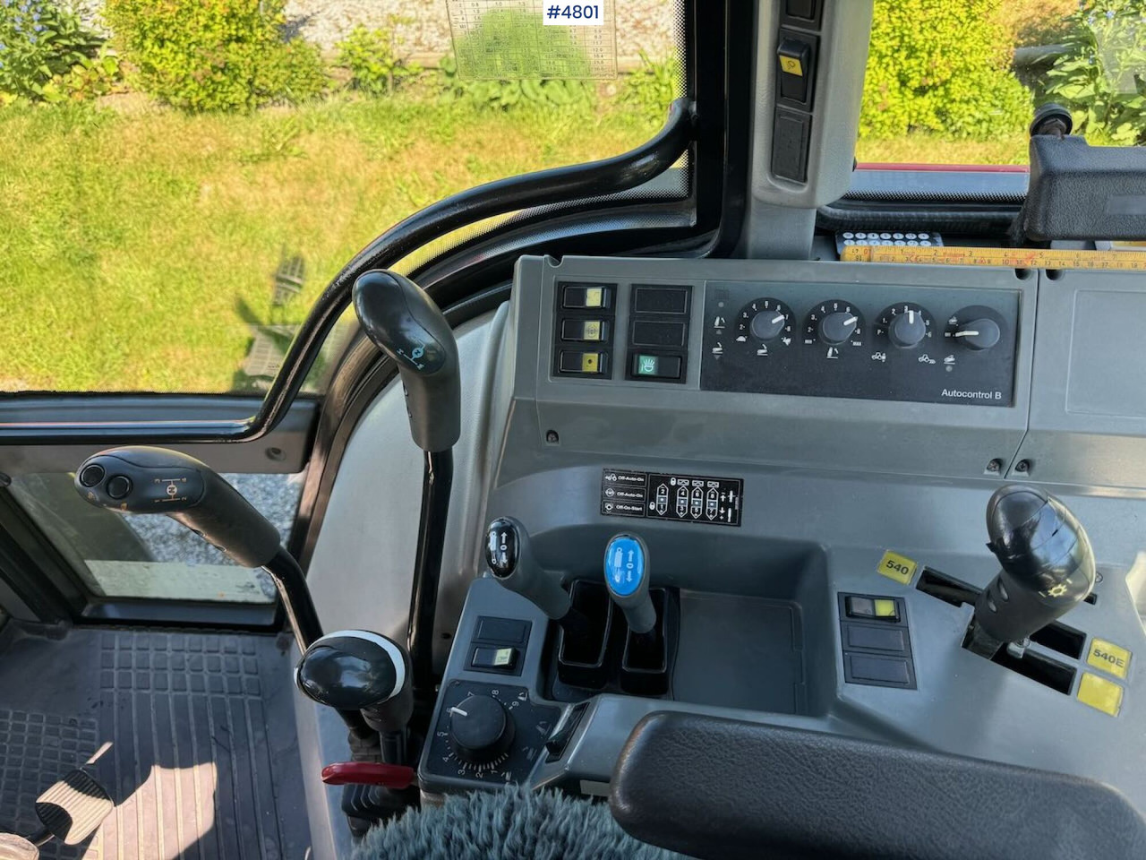 Farm tractor 2002 Valtra 6300 4x4 w/ front loader: picture 11
