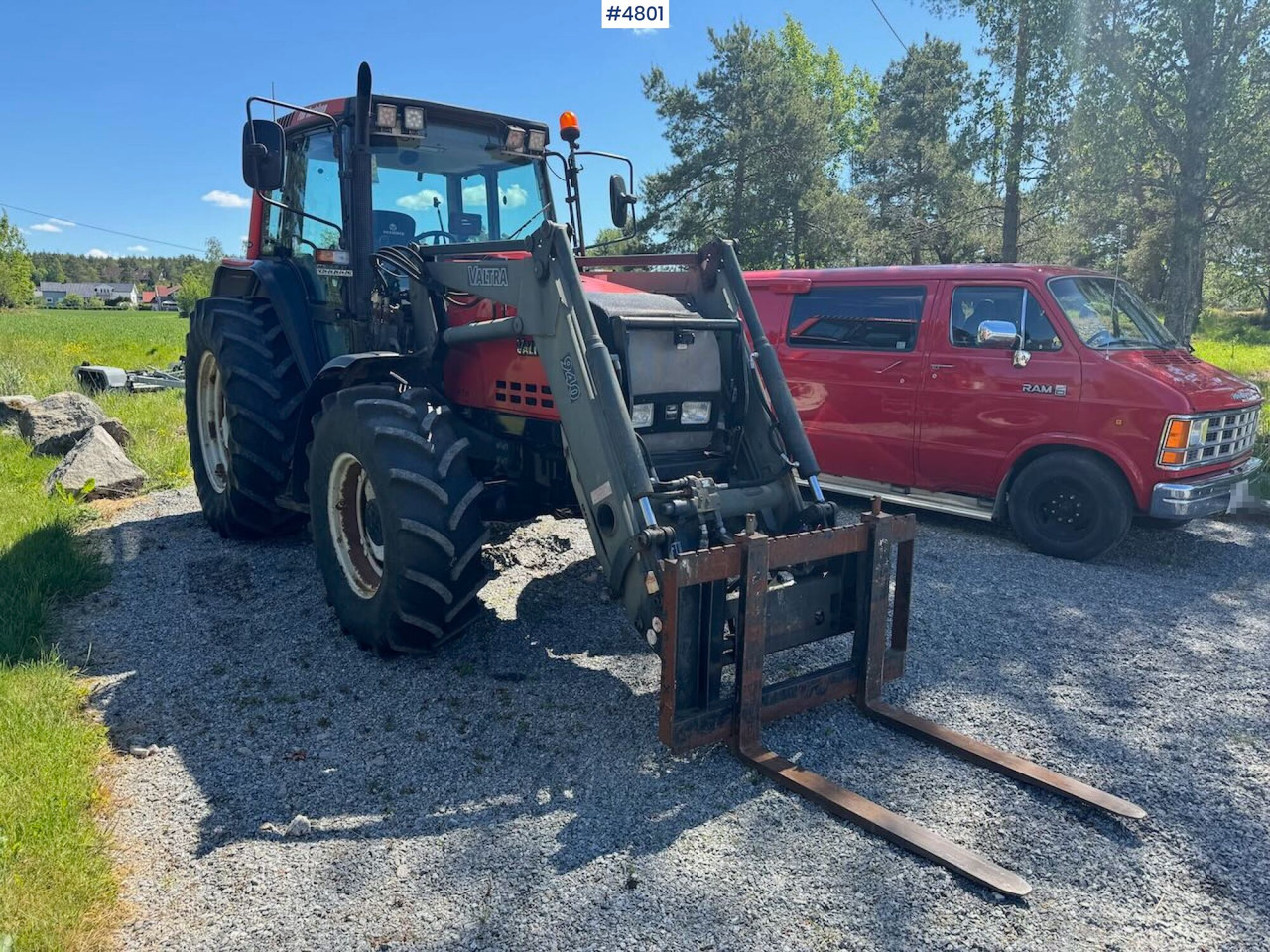 Farm tractor 2002 Valtra 6300 4x4 w/ front loader: picture 8