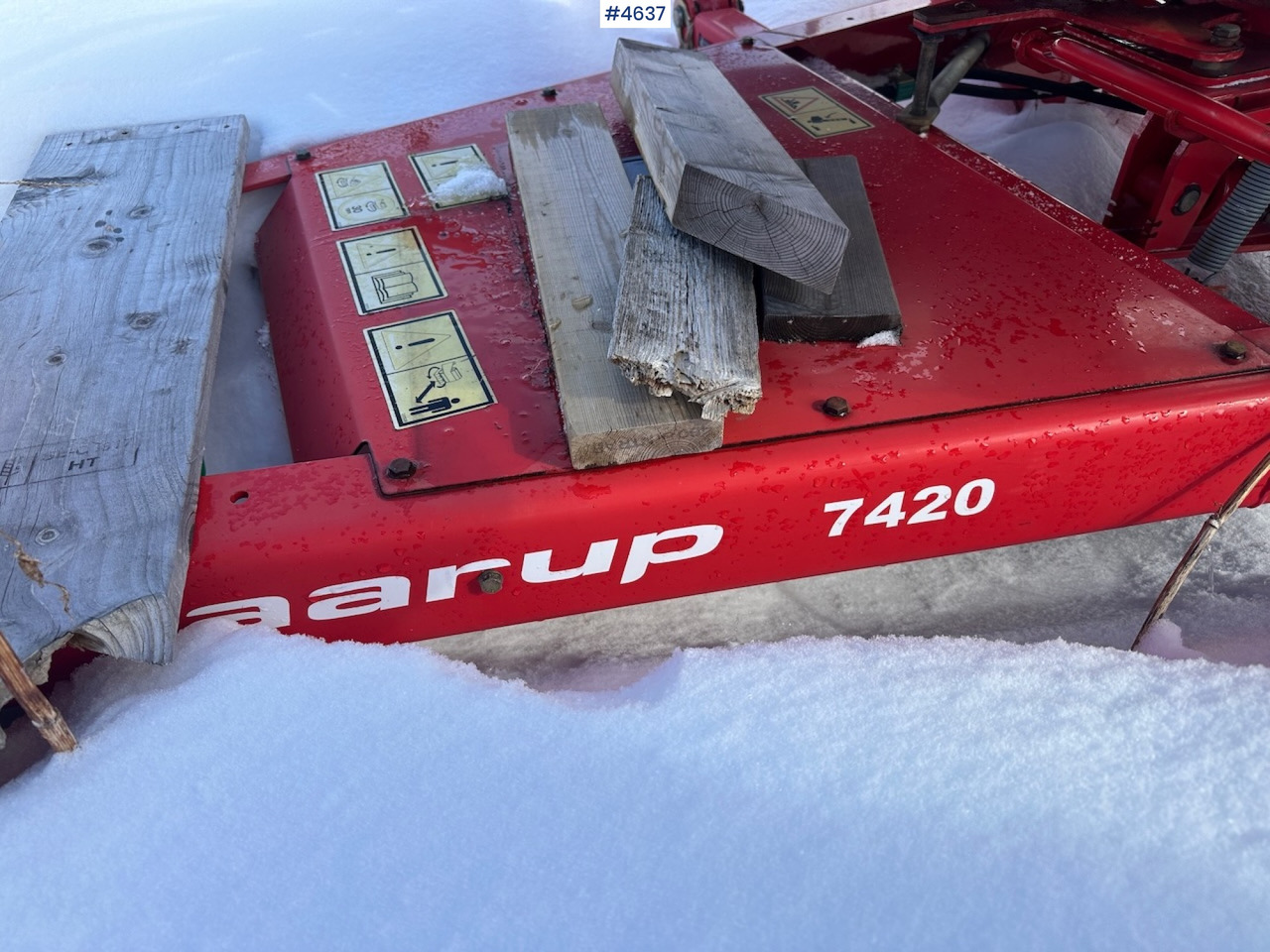 Hay and forage equipment 2004 Taarup 7420 Round bale wrapper: picture 7 Hay and forage equipment 2004 Taarup 7420 Round bale wrapper: picture 7