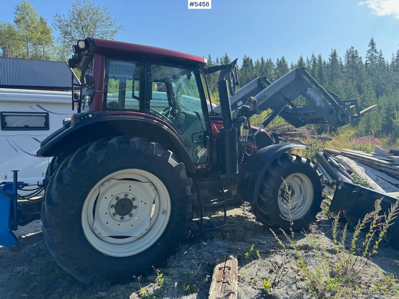 2015 Valtra N123 w/ front loader - Farm tractor: picture 3 2015 Valtra N123 w/ front loader - Farm tractor: picture 3