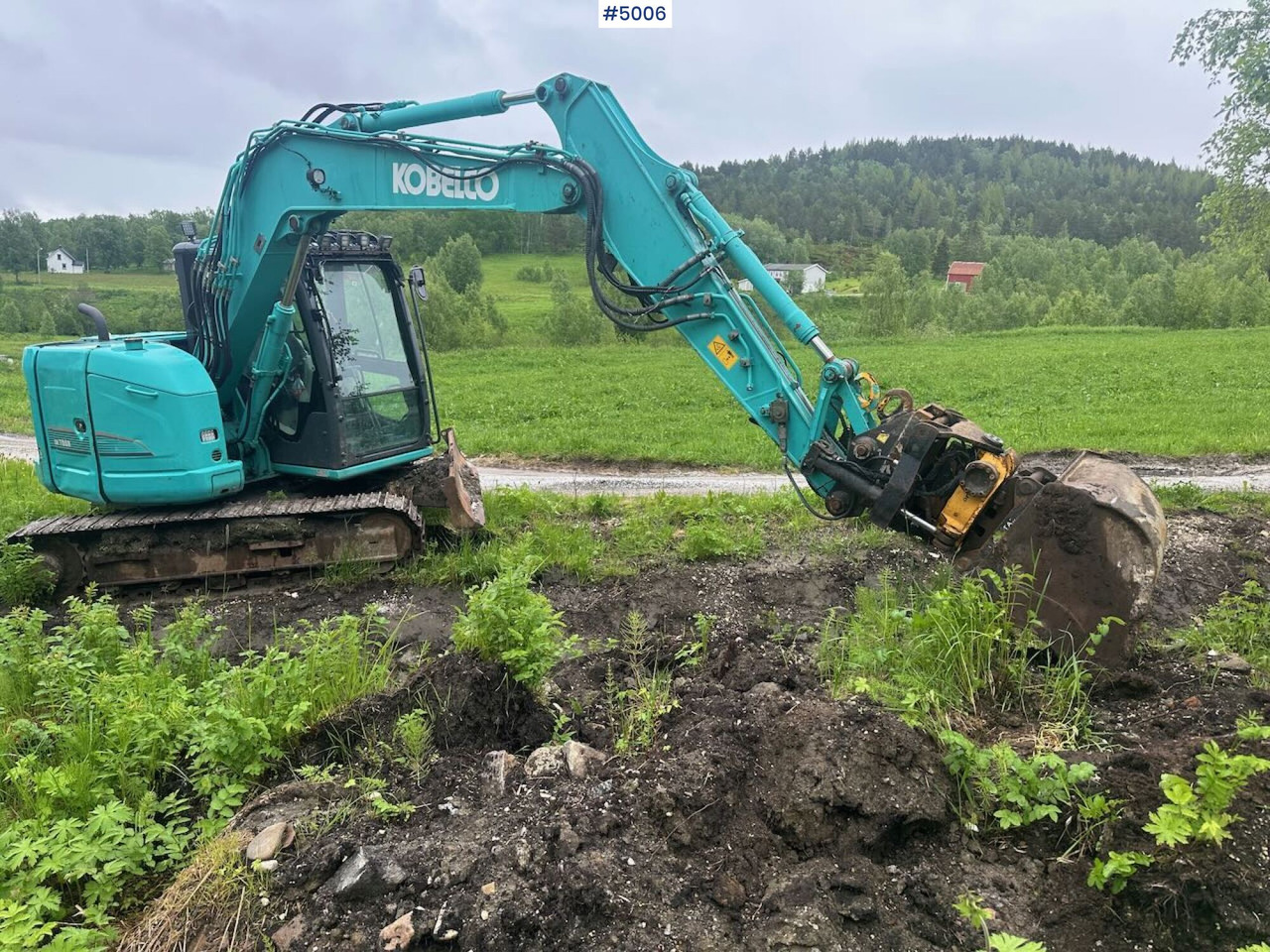 Excavator 2016 Kobelco SK75SR-3E excavator w/ 2 buckets, rototilt and factory new engine: picture 7