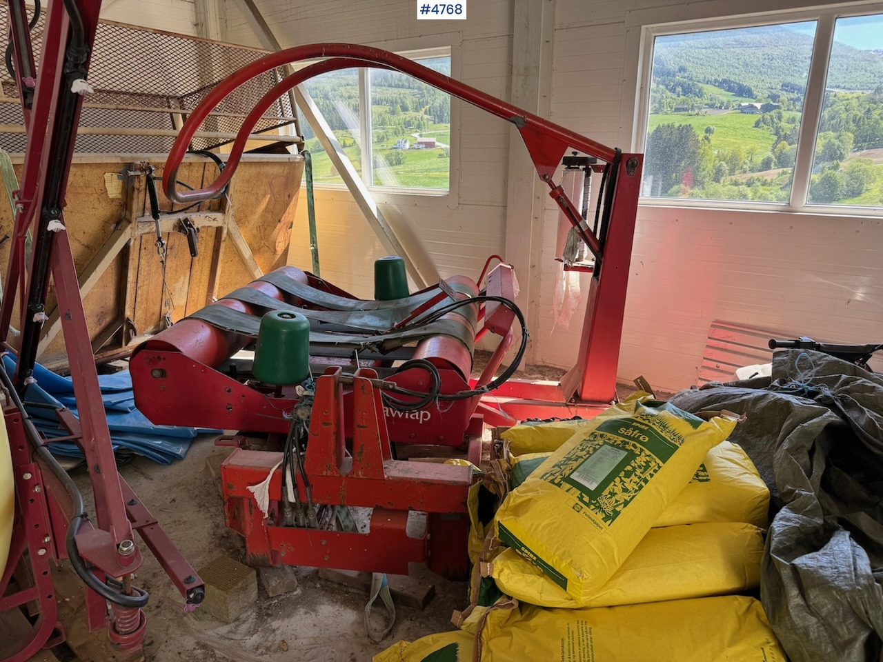Hay and forage equipment Kverneland 7581 round bale wrapper: picture 1