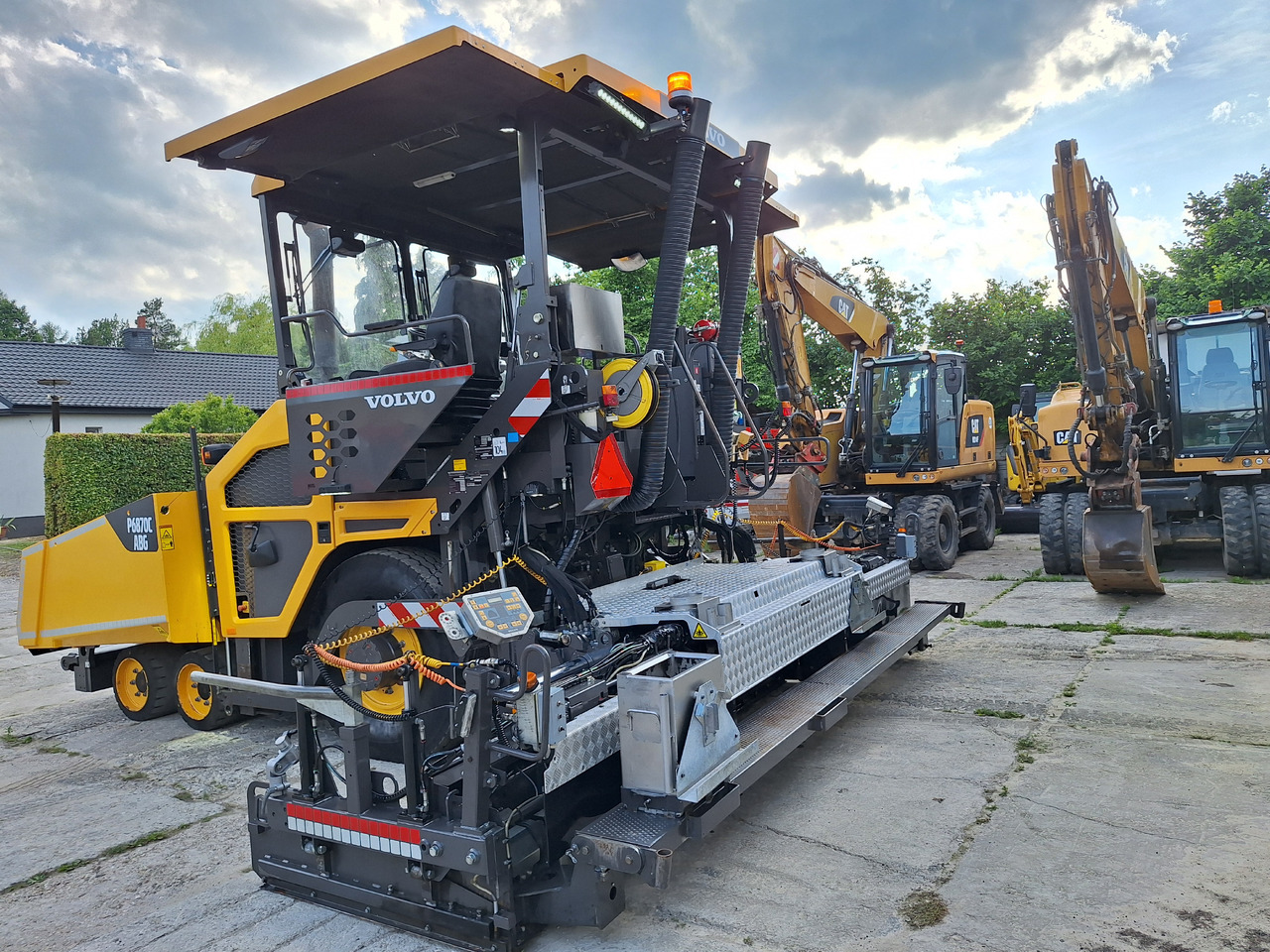VOLVO P6870C - Asphalt paver: picture 1 VOLVO P6870C - Asphalt paver: picture 1