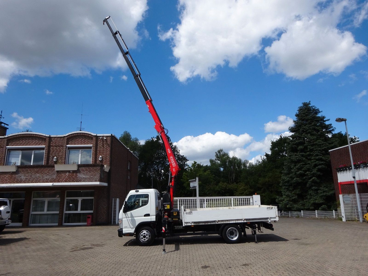 FUSO Canter 7C15 mit FASSI F65A Kran - Flatbed van: picture 2 FUSO Canter 7C15 mit FASSI F65A Kran - Flatbed van: picture 2