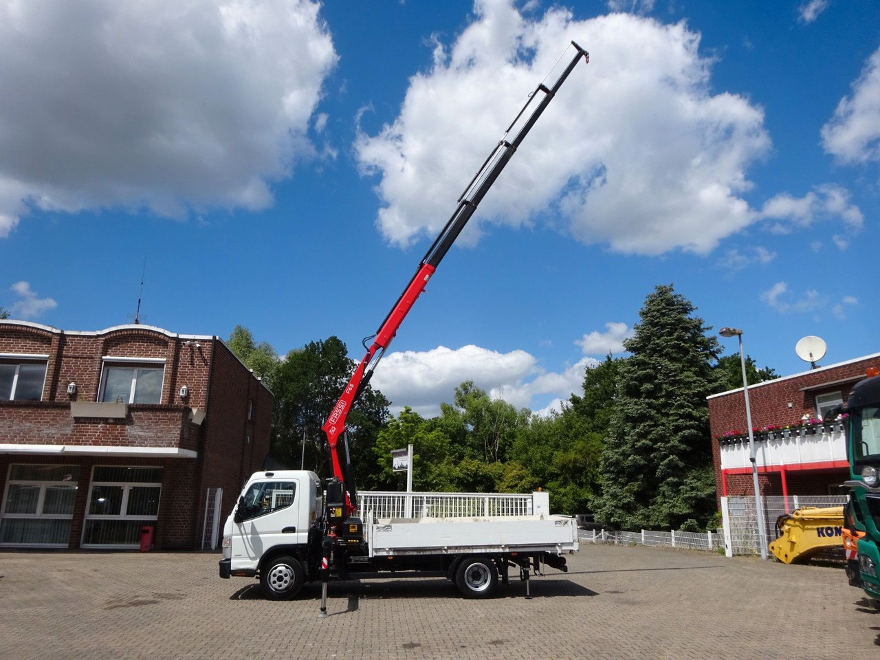 FUSO Canter 7C15 mit FASSI F65A Kran - Flatbed van: picture 3 FUSO Canter 7C15 mit FASSI F65A Kran - Flatbed van: picture 3