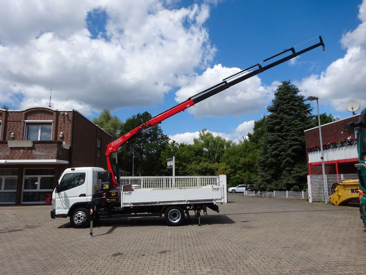 FUSO Canter 7C15 mit FASSI F65A Kran - Flatbed van: picture 4 FUSO Canter 7C15 mit FASSI F65A Kran - Flatbed van: picture 4