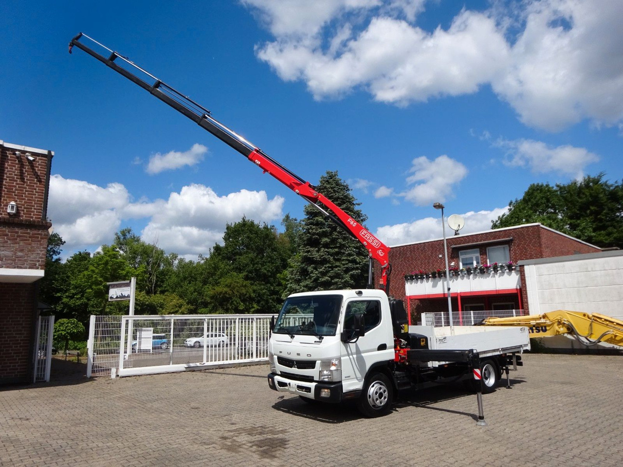 FUSO Canter 7C15 mit FASSI F65A Kran - Flatbed van: picture 1 FUSO Canter 7C15 mit FASSI F65A Kran - Flatbed van: picture 1