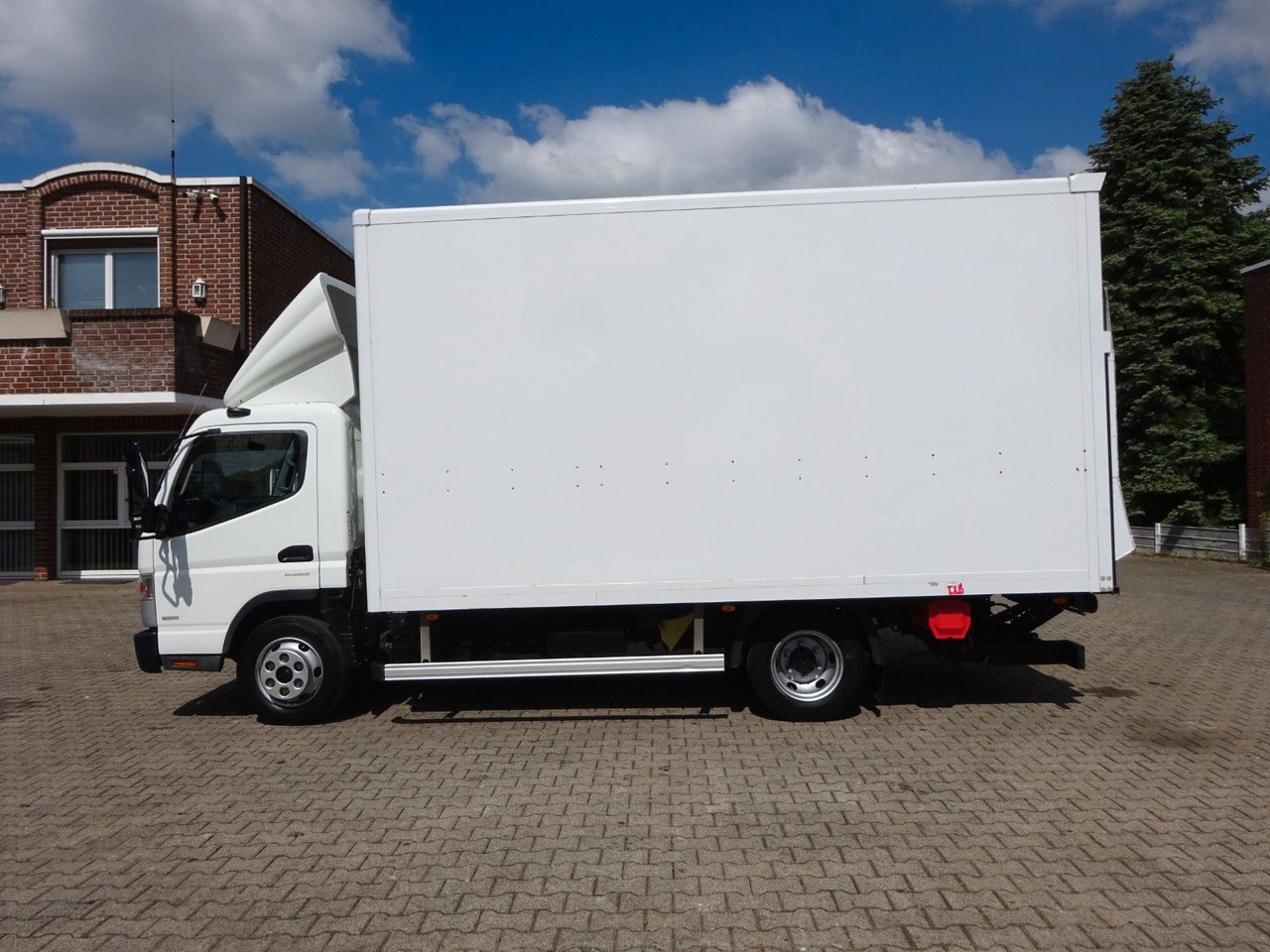 FUSO Canter 7C18 + LBW 4x2 - Box van: picture 3 FUSO Canter 7C18 + LBW 4x2 - Box van: picture 3