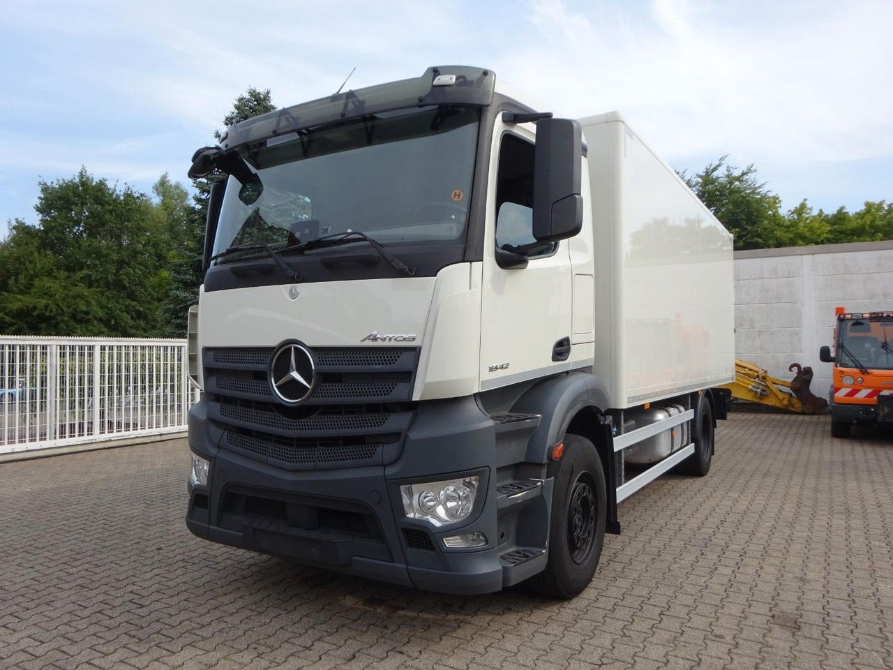 Mercedes-Benz 1842 Antos Koffer + BÄR Ladebordwand 4x2 - Box truck: picture 3 Mercedes-Benz 1842 Antos Koffer + BÄR Ladebordwand 4x2 - Box truck: picture 3