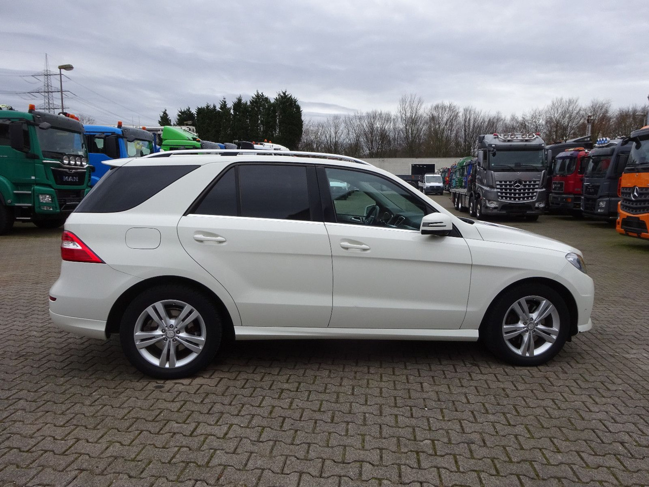 SUV Mercedes-Benz ML 350 CDI BlueTec Mercedes-Benz ML 350 CDI BlueTec. AMG Paket: picture 6 SUV Mercedes-Benz ML 350 CDI BlueTec Mercedes-Benz ML 350 CDI BlueTec. AMG Paket: picture 6