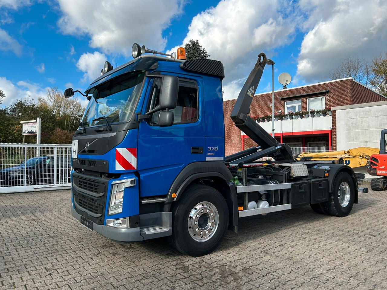 Volvo FM 370 VDL Abroller 4x2 - Hook lift truck: picture 1 Volvo FM 370 VDL Abroller 4x2 - Hook lift truck: picture 1