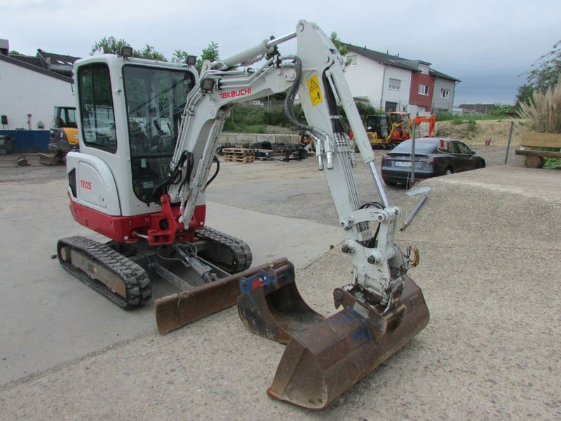 Takeuchi TB225 V3 Minibagger 32.000 EUR net - Mini excavator: picture 2 Takeuchi TB225 V3 Minibagger 32.000 EUR net - Mini excavator: picture 2