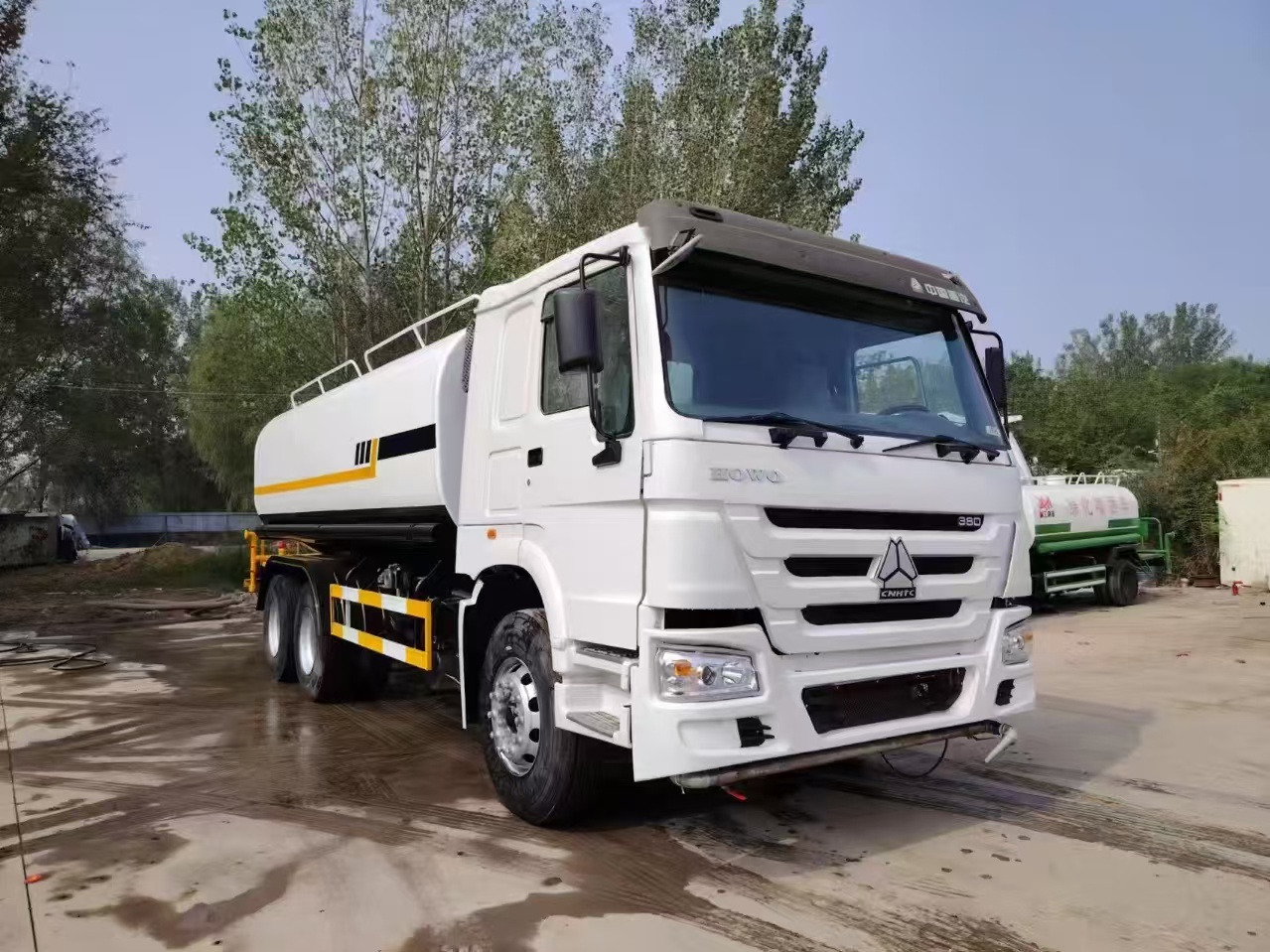 SINOTRUK HOWO sprinkler - Tank truck: picture 1 SINOTRUK HOWO sprinkler - Tank truck: picture 1