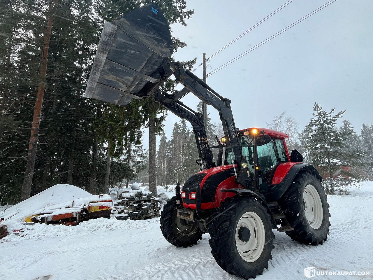 Valtra C130 4x4/242 with front loader, 2005, Forssa - Farm tractor: picture 1 Valtra C130 4x4/242 with front loader, 2005, Forssa - Farm tractor: picture 1