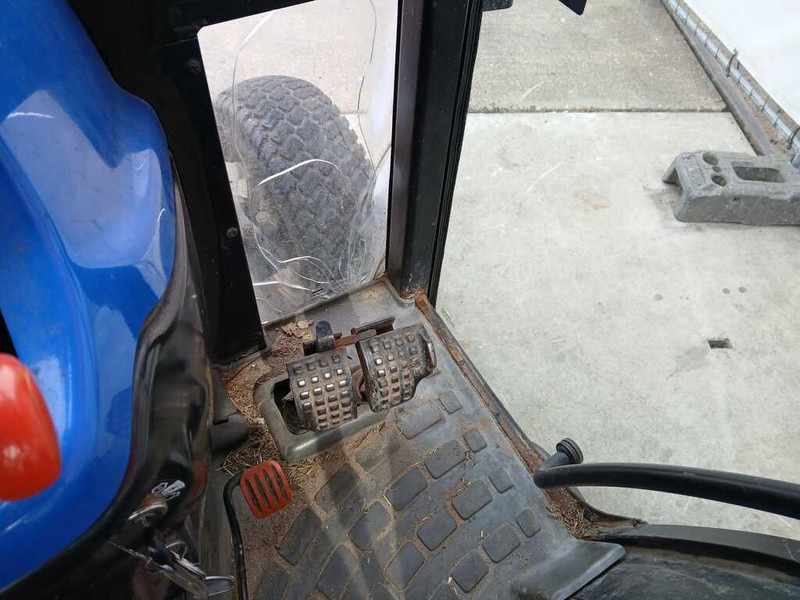 Farm tractor New Holland TC 27: picture 13