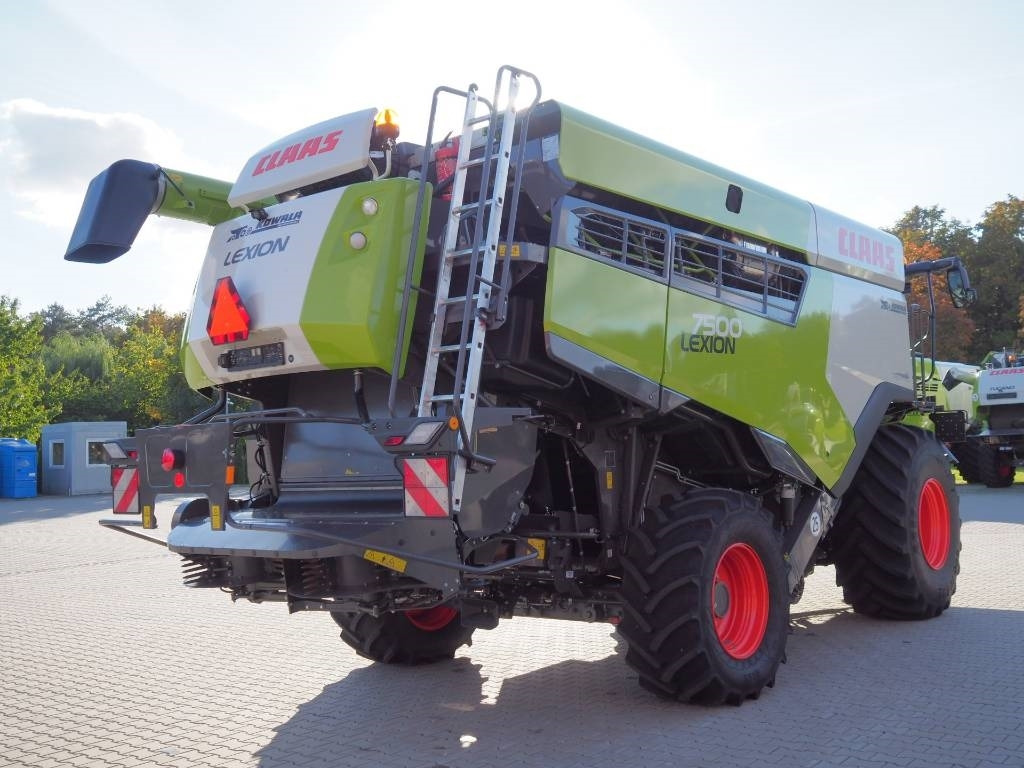 Claas Lexion 7500 + V930 - Combine harvester: picture 3 Claas Lexion 7500 + V930 - Combine harvester: picture 3