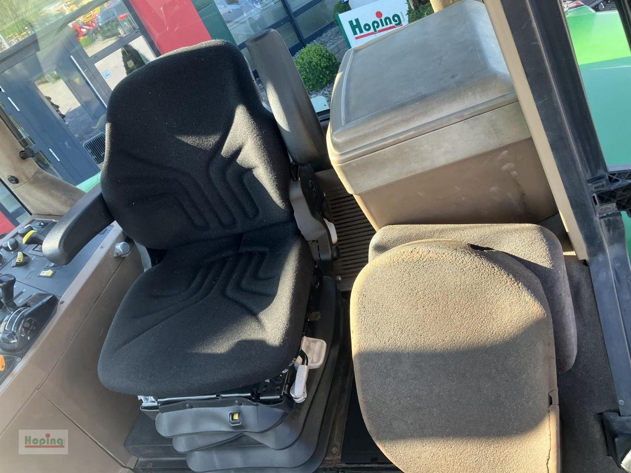 Farm tractor John Deere 7810: picture 14