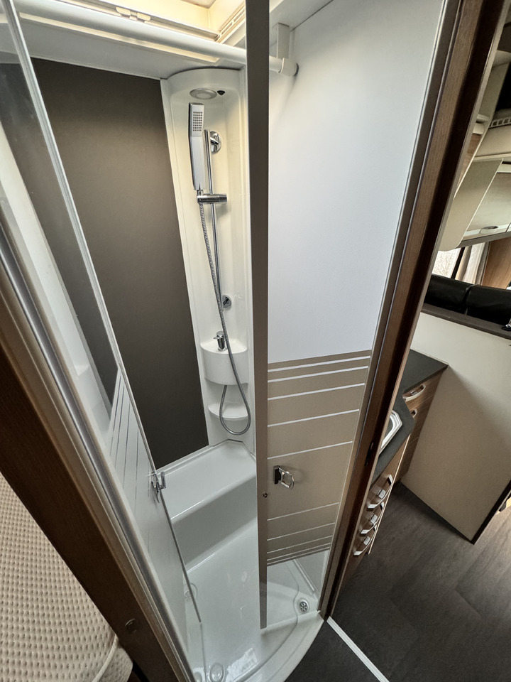 Semi-integrated motorhome ADRIA Matrix 670 SL: picture 16