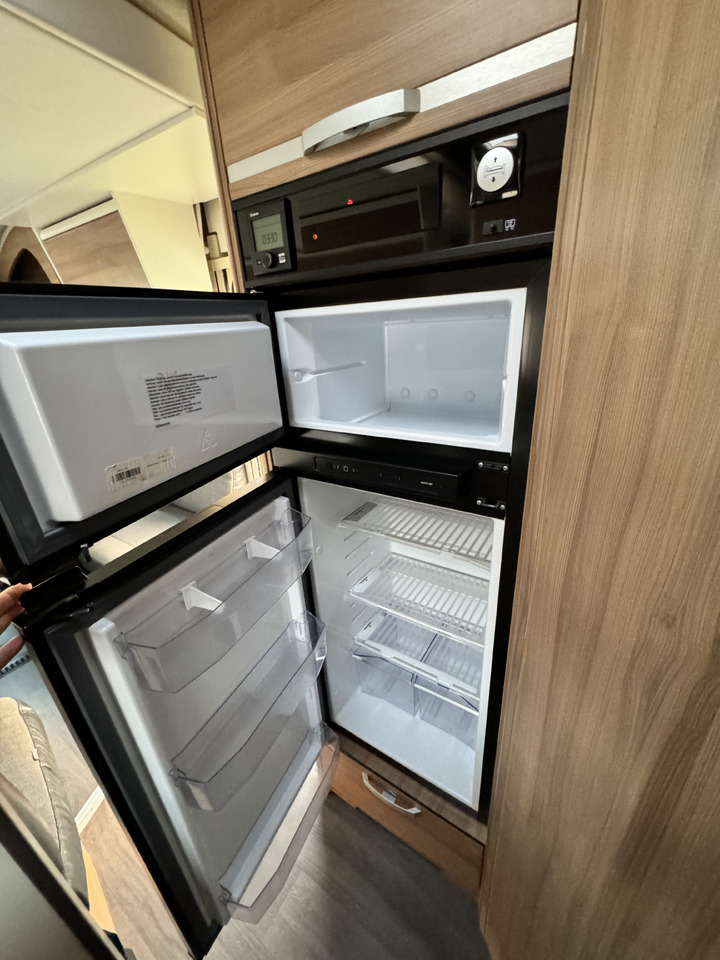 Semi-integrated motorhome ADRIA Matrix 670 SL: picture 14