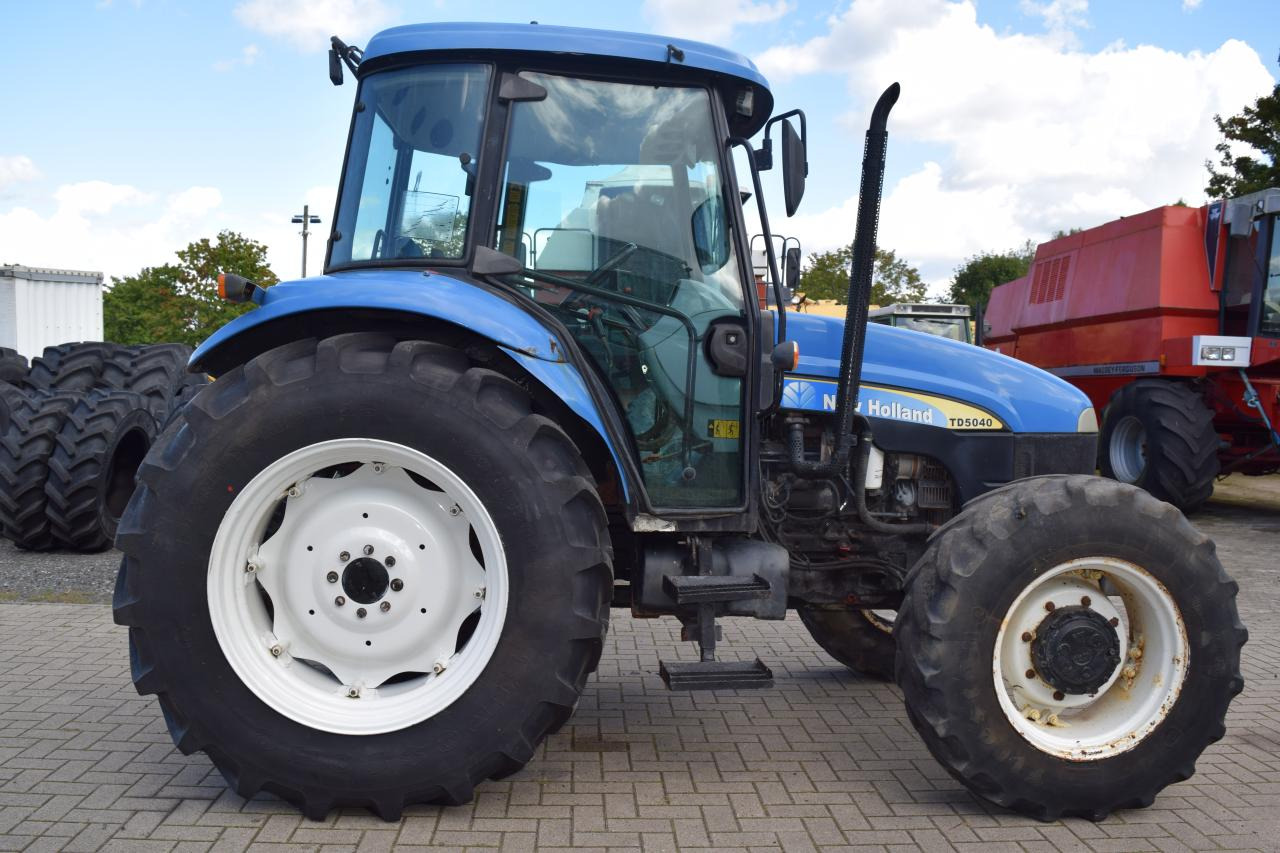 New Holland TD 5040 - Farm tractor: picture 2 New Holland TD 5040 - Farm tractor: picture 2