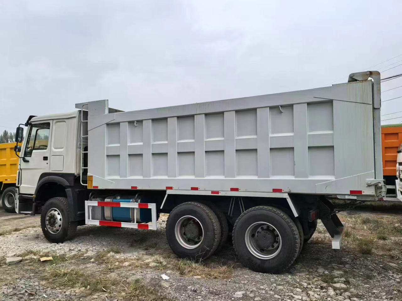 SINOTRUK HOWO 6x4 - Refrigerator truck: picture 3 SINOTRUK HOWO 6x4 - Refrigerator truck: picture 3