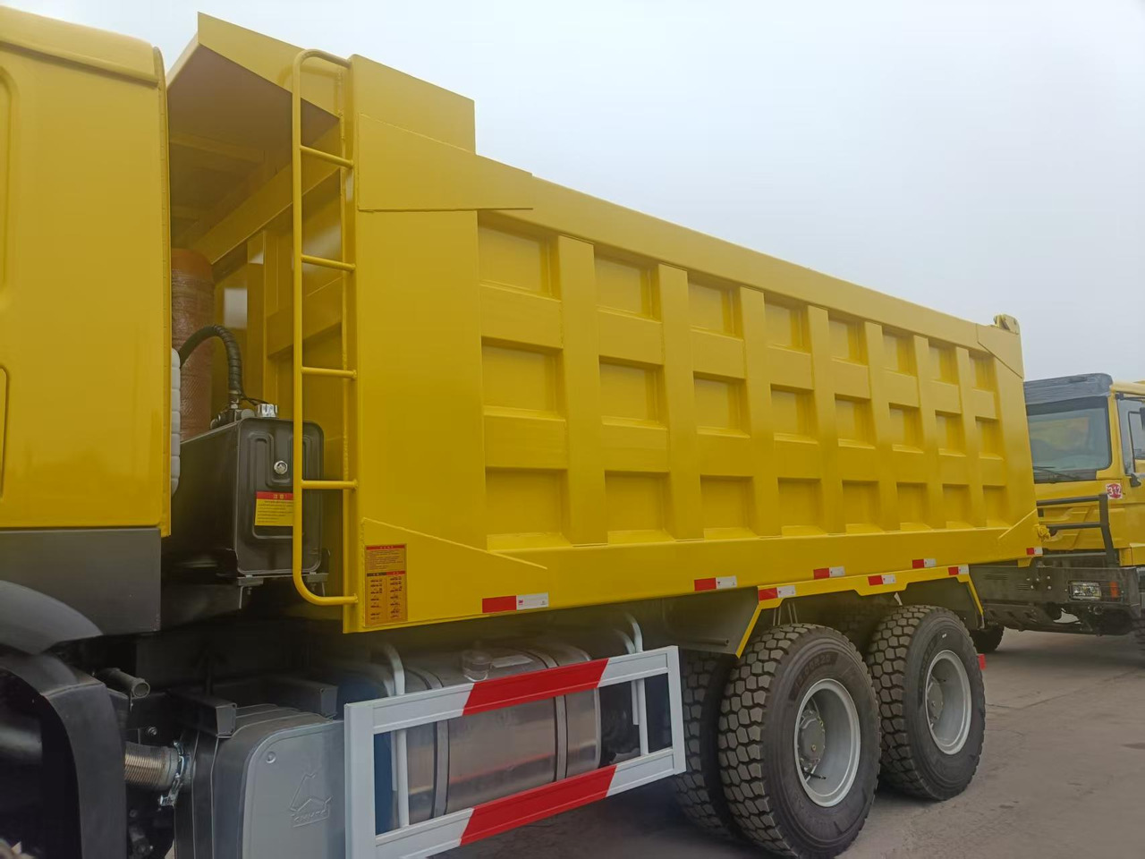 SINOTRUK HOWO 6x4 - Tipper: picture 5 SINOTRUK HOWO 6x4 - Tipper: picture 5