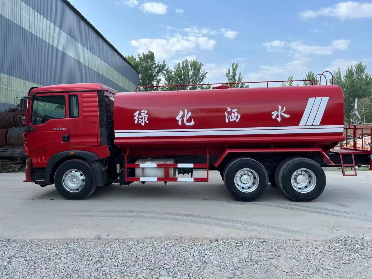 SINOTRUK HOWO sprinkler - Tank truck: picture 1 SINOTRUK HOWO sprinkler - Tank truck: picture 1