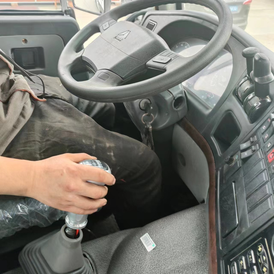 Tractor unit SINOTRUK HOWO trailer head: picture 9