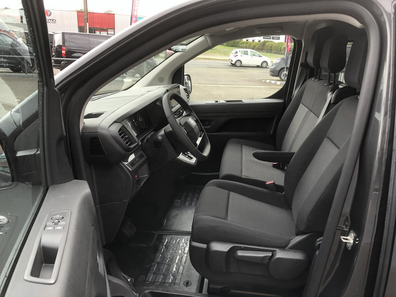 FIAT SCUDO XL 2.0 HDI 180CH EAT-8 CABINE APPROFONDIE 6 PLACES - Combi van: picture 4 FIAT SCUDO XL 2.0 HDI 180CH EAT-8 CABINE APPROFONDIE 6 PLACES - Combi van: picture 4