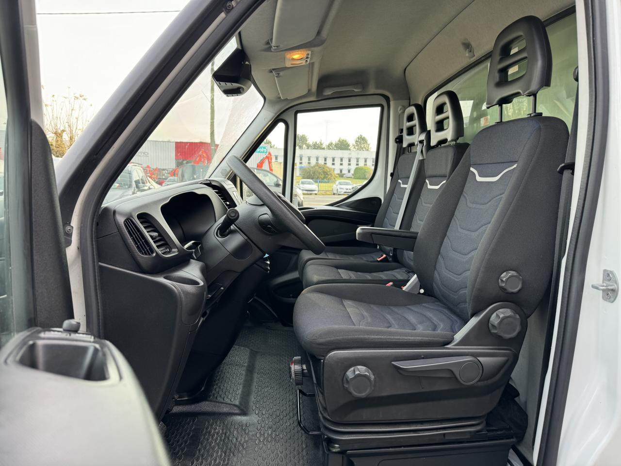 IVECO Daily 35 C 16H3.0 - BV Hi-Matic (Quad-Tor) CHASSIS CABINE 2014 35C/35S Chassis cabine 35 C Epmt.4.1 - Box van: picture 5 IVECO Daily 35 C 16H3.0 - BV Hi-Matic (Quad-Tor) CHASSIS CABINE 2014 35C/35S Chassis cabine 35 C Epmt.4.1 - Box van: picture 5