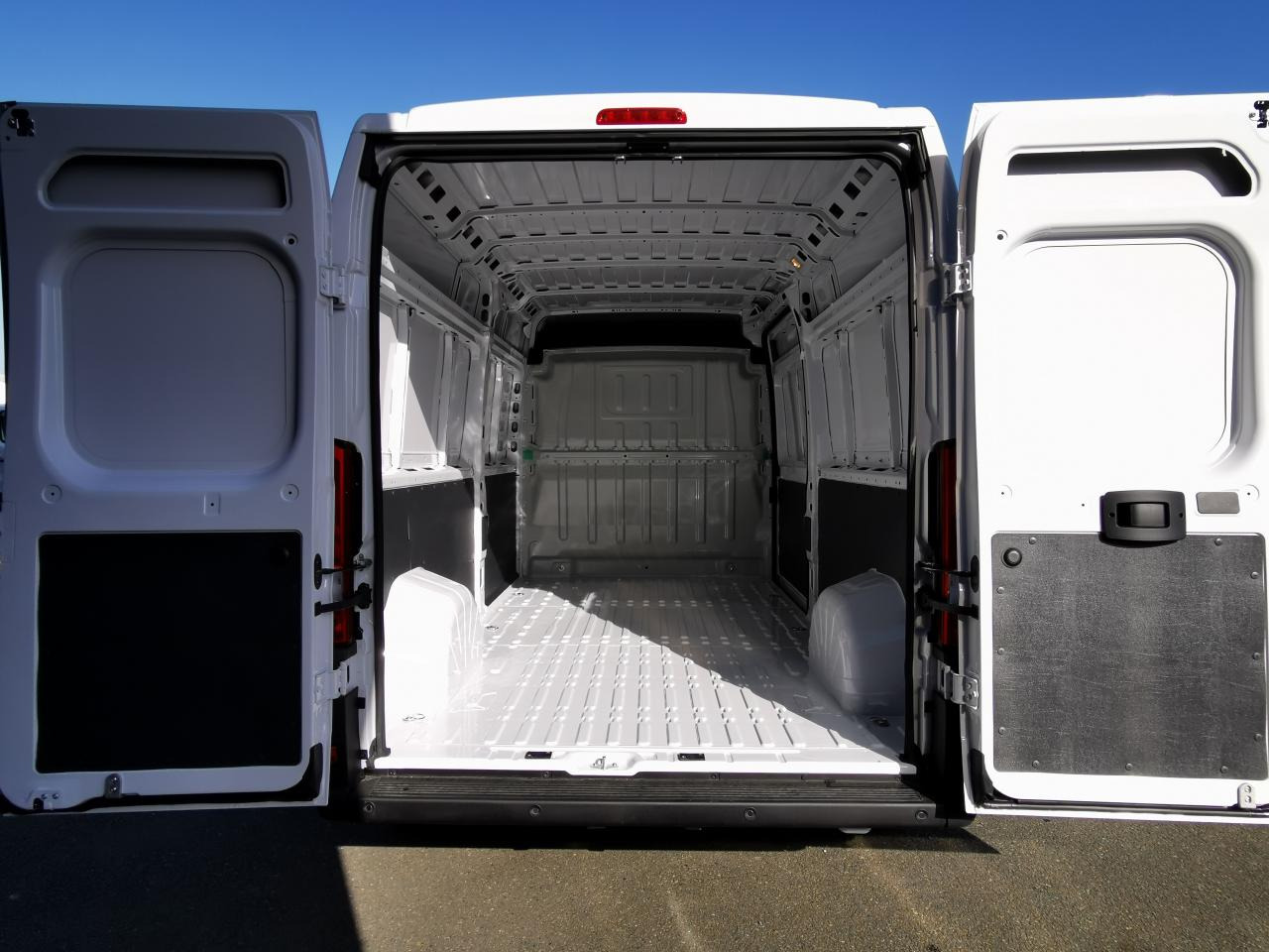 PEUGEOT Boxer 3.5t L2H2 2.2 HDi 140CH - Panel van: picture 3 PEUGEOT Boxer 3.5t L2H2 2.2 HDi 140CH - Panel van: picture 3