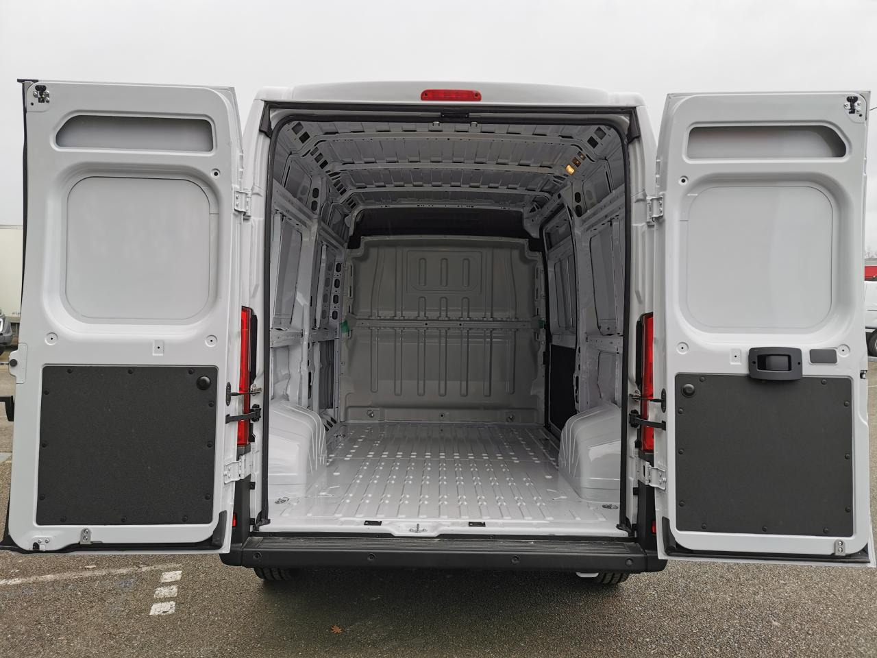 PEUGEOT Boxer 3.5t L2H2 2.2 HDi S&S Maxi - 140 III FOURGON TOLE Fourgon Tolé 435 L2H2 PHASE 3 - Panel van: picture 3 PEUGEOT Boxer 3.5t L2H2 2.2 HDi S&S Maxi - 140 III FOURGON TOLE Fourgon Tolé 435 L2H2 PHASE 3 - Panel van: picture 3