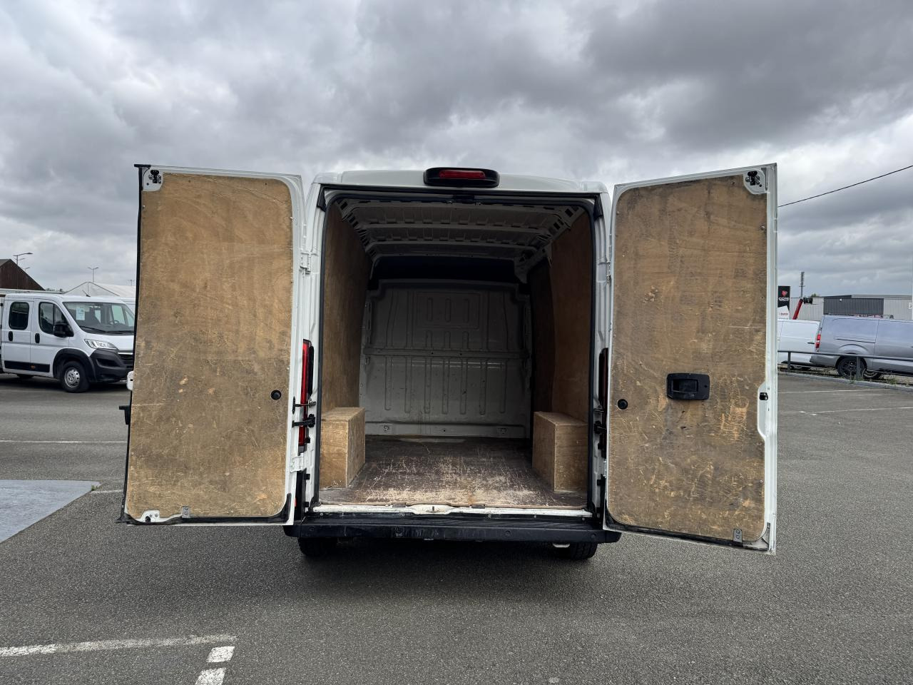 PEUGEOT Boxer Asphalt 333 L2H2 2.2 BlueHDi S&S - 120 III FOURGON TOLE Fourgon Tolé 333 L2H2 PHAS - Panel van: picture 2 PEUGEOT Boxer Asphalt 333 L2H2 2.2 BlueHDi S&S - 120 III FOURGON TOLE Fourgon Tolé 333 L2H2 PHAS - Panel van: picture 2