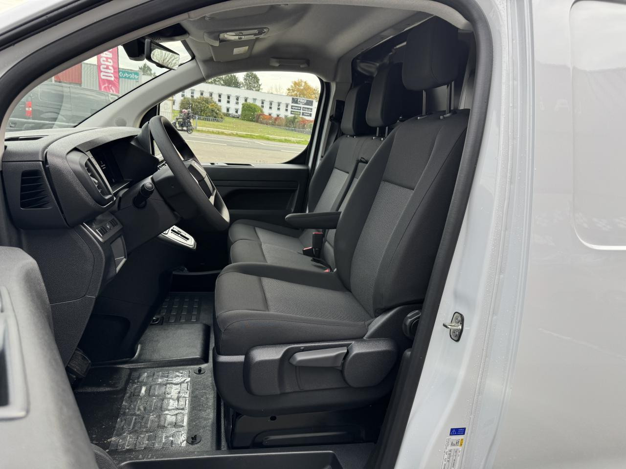 PEUGEOT Expert M 2.0 BlueHDi - 180 S&S - BV EAT8 III FOURGON Fourgon PHASE 2 - Panel van: picture 5 PEUGEOT Expert M 2.0 BlueHDi - 180 S&S - BV EAT8 III FOURGON Fourgon PHASE 2 - Panel van: picture 5