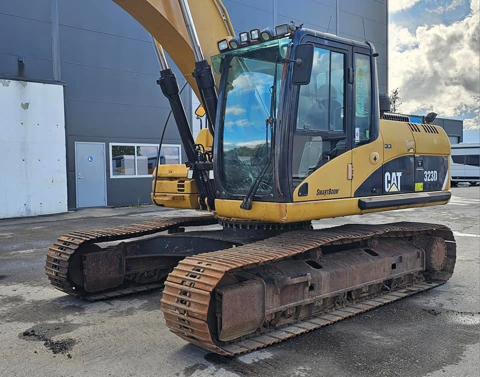 Crawler excavator CAT 323 D L: picture 9