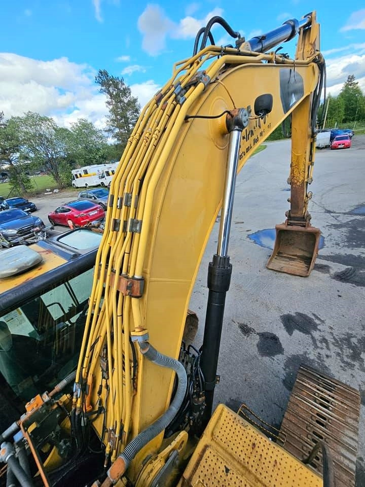 Crawler excavator CAT 323 D L: picture 16