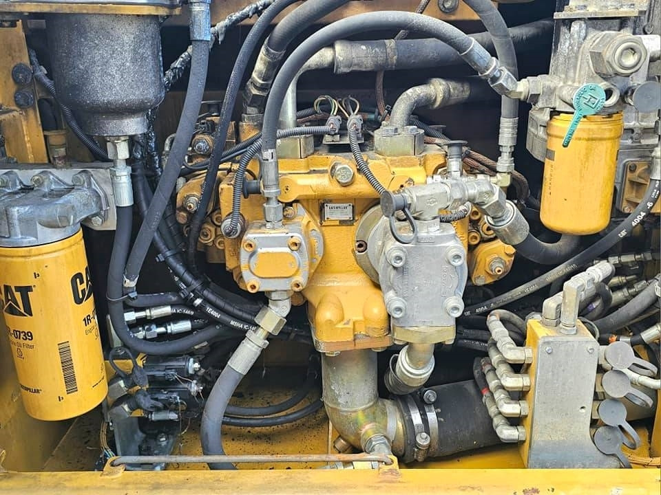 Crawler excavator CAT 323 D L: picture 22