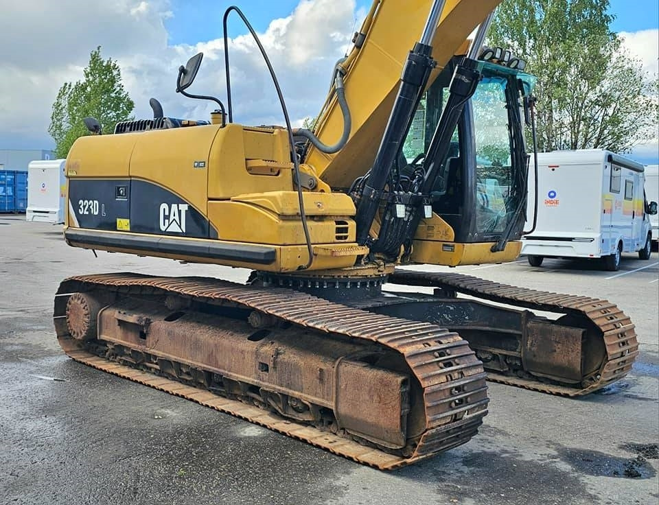 Crawler excavator CAT 323 D L: picture 10
